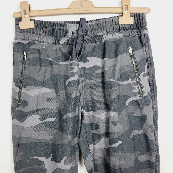 🆕️ TNA Alix grey camo pants - Picture 3 of 8